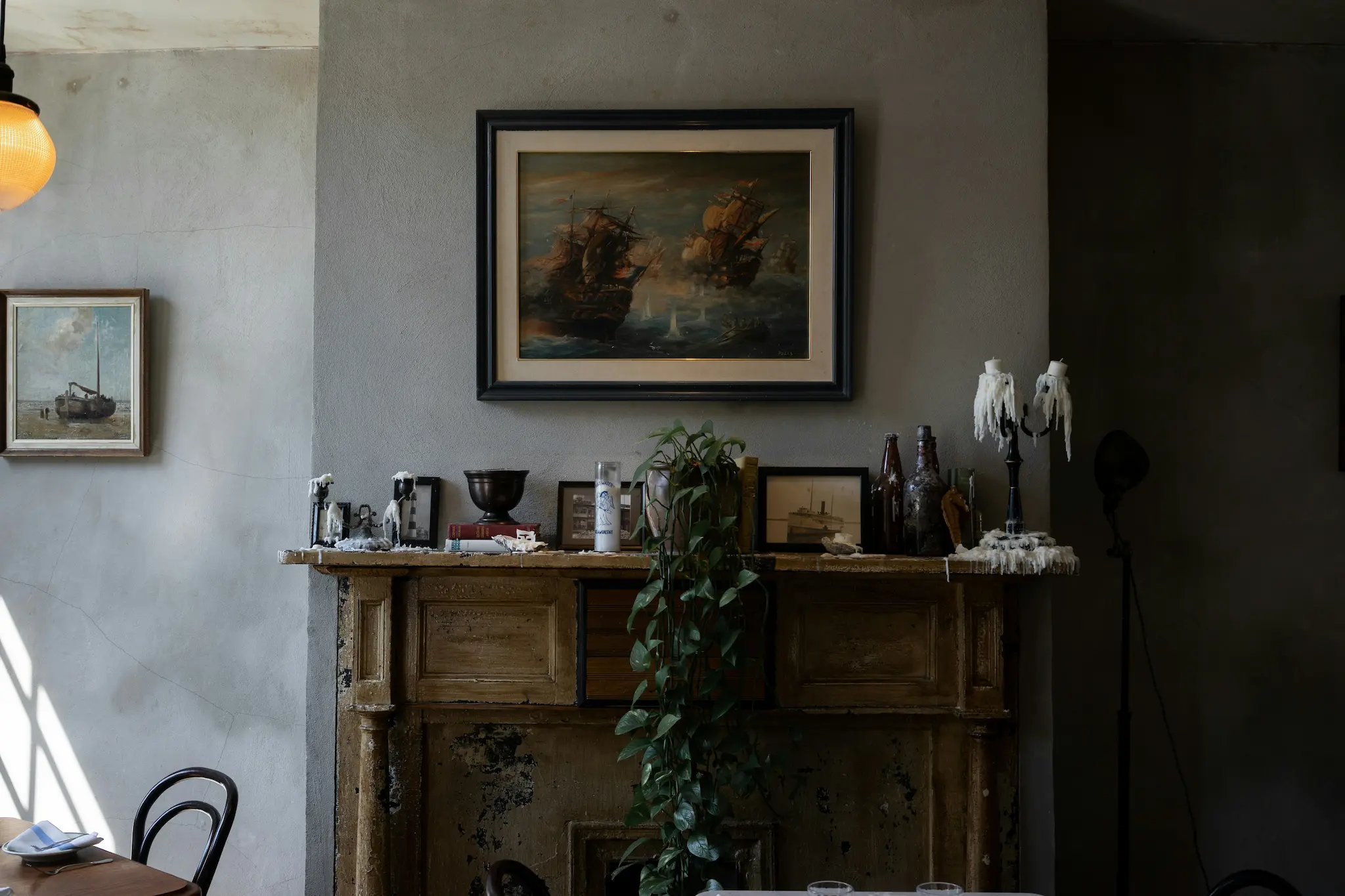 Renovierungsbeduerftiger Innenraum mit stilvoller alter Einrichtung